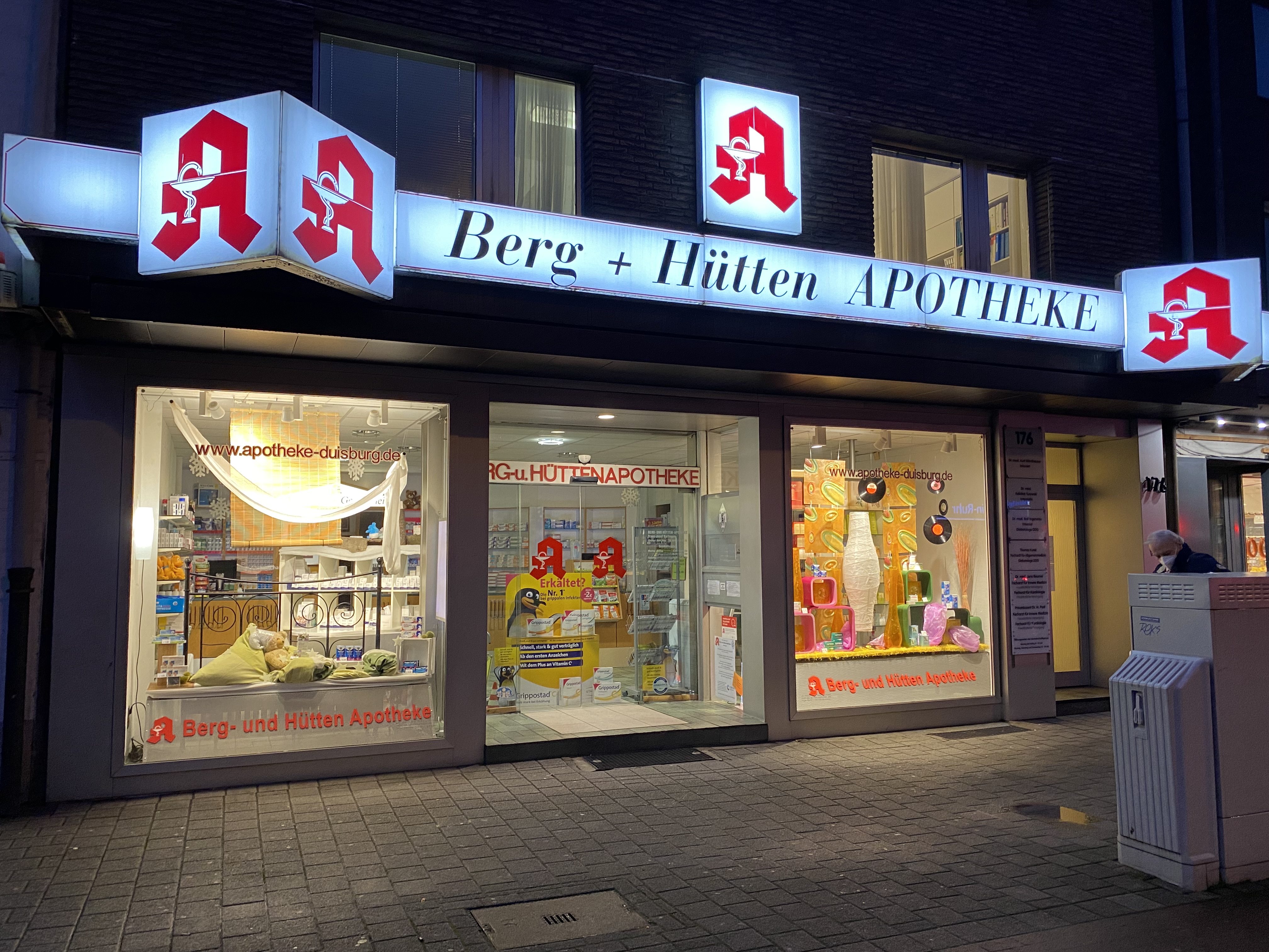 Berg- und Hütten-Apotheke, Außenansicht bei Nacht